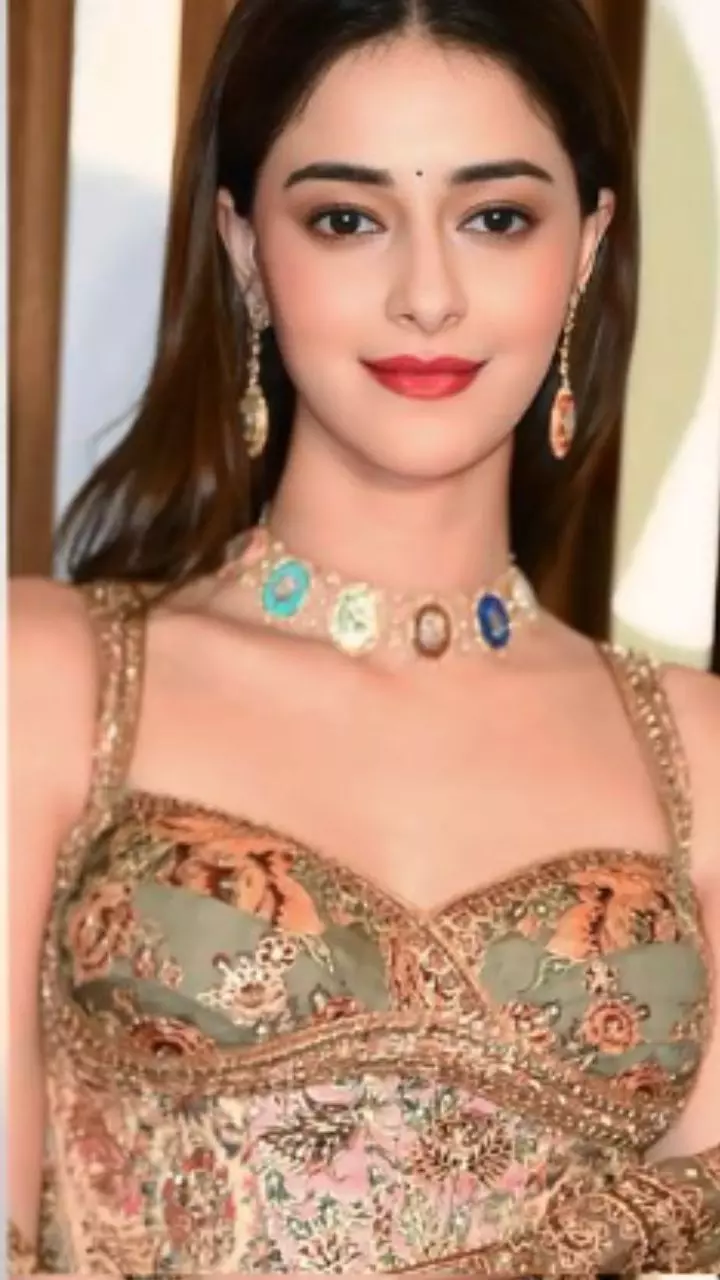 स्टाइलिश साड़ी और सुर्ख लाल लिपस्टिक में कहर बरपा रहीं अनन्या पांडे