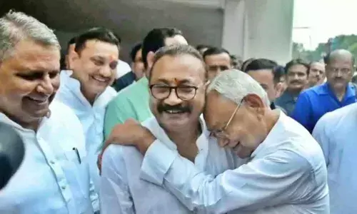 बढ़ती उम्र में छोड़ दीजिए... नीतीश के खास अशोक चौधरी की कविता से JDU में बवाल, निशाने पर CM तो नहीं? बढ़ती उम्र में छोड़ दीजिए... नीतीश के खास अशोक चौधरी की कविता से JDU में बवाल, निशाने पर CM तो नहीं?