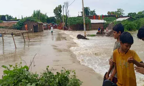 Bihar Flood: बाढ़ से बिहार बेहाल... कोसी, बागमती और गंडक नदियों के तटबंध टूटने से हालत गंभीर Bihar Flood: बाढ़ से बिहार बेहाल... कोसी, बागमती और गंडक नदियों के तटबंध टूटने से हालत गंभीर