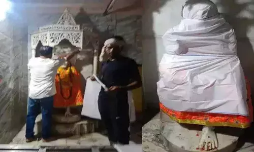 Sai Baba Murti Vivad: साईं बाबा कौन, मंदिरों से क्यों हटाई जा रही हैं मूर्तियां? जानें विवाद की असली वजह Sai Baba Murti Vivad: साईं बाबा कौन, मंदिरों से क्यों हटाई जा रही हैं मूर्तियां? जानें विवाद की असली वजह