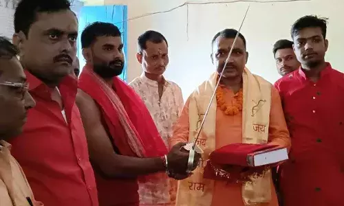 बिहार: एक हाथ में तलवार और दूसरे में रामायण, बीजेपी विधायक का क्या है दशहरा प्लान? बिहार: एक हाथ में तलवार और दूसरे में रामायण, बीजेपी विधायक का क्या है दशहरा प्लान?