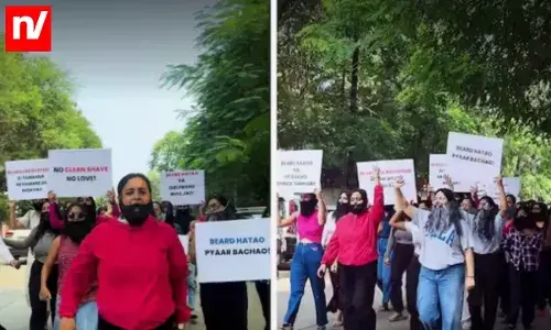 अब समझ में आया मैं सिंगल क्यों हूं... लड़कियों का प्रदर्शन, बोर्ड की लाइन्स पढ़ कइयों के टूट जाएंगे दिल अब समझ में आया मैं सिंगल क्यों हूं... लड़कियों का प्रदर्शन, बोर्ड की लाइन्स पढ़ कइयों के टूट जाएंगे दिल