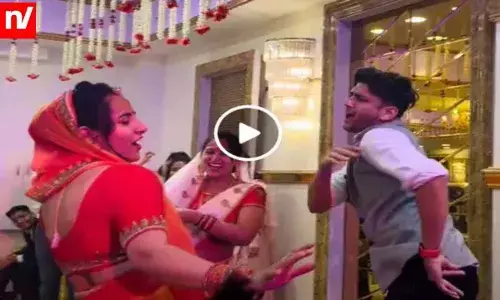 Devar Bhabhi Ka Dance: हरियाणवी गाने पर देवर ने किया भाभी को चैलेंज, देखिए बहुरानी का संस्कारी डांस Devar Bhabhi Ka Dance: हरियाणवी गाने पर देवर ने किया भाभी को चैलेंज, देखिए बहुरानी का संस्कारी डांस