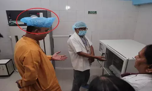 बिहार के स्वास्थ्य मंत्री का ये हाल! सदर अस्पताल वालों ने सर्जिकल कैप की जगह पहना दिया शूज कवर बिहार के स्वास्थ्य मंत्री का ये हाल! सदर अस्पताल वालों ने सर्जिकल कैप की जगह पहना दिया शूज कवर