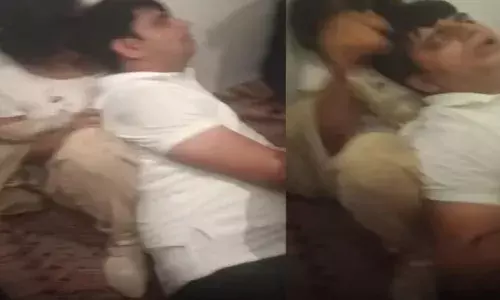 Video: करवा चौथ की रात खटिया पर प्रेमिका संग मौज कर रहा था पति, पत्नी ने रंगे हाथ पकड़ा और फिर... Video: करवा चौथ की रात खटिया पर प्रेमिका संग मौज कर रहा था पति, पत्नी ने रंगे हाथ पकड़ा और फिर...