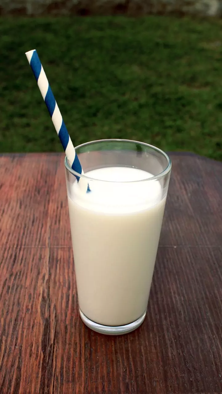 दूध पीते समय आप भी करते हैं क्या यह गलती?