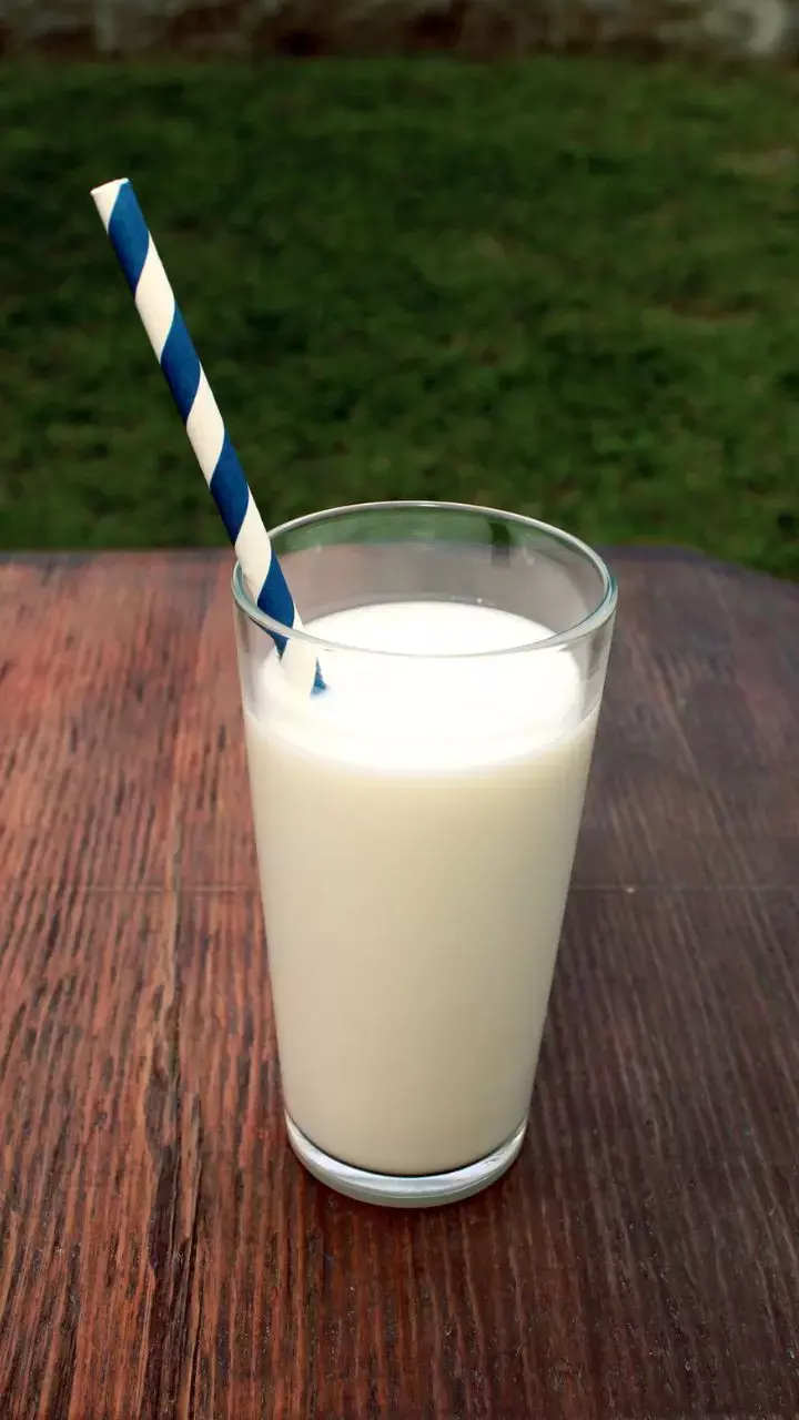 दूध पीते समय आप भी करते हैं क्या यह गलती?