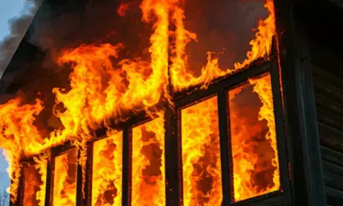 दिल्ली से सटे गुरुग्राम में मकान में आग लगने से 4 की मौत, मरने वाले सभी बिहार के निवासी दिल्ली से सटे गुरुग्राम में मकान में आग लगने से 4 की मौत, मरने वाले सभी बिहार के निवासी