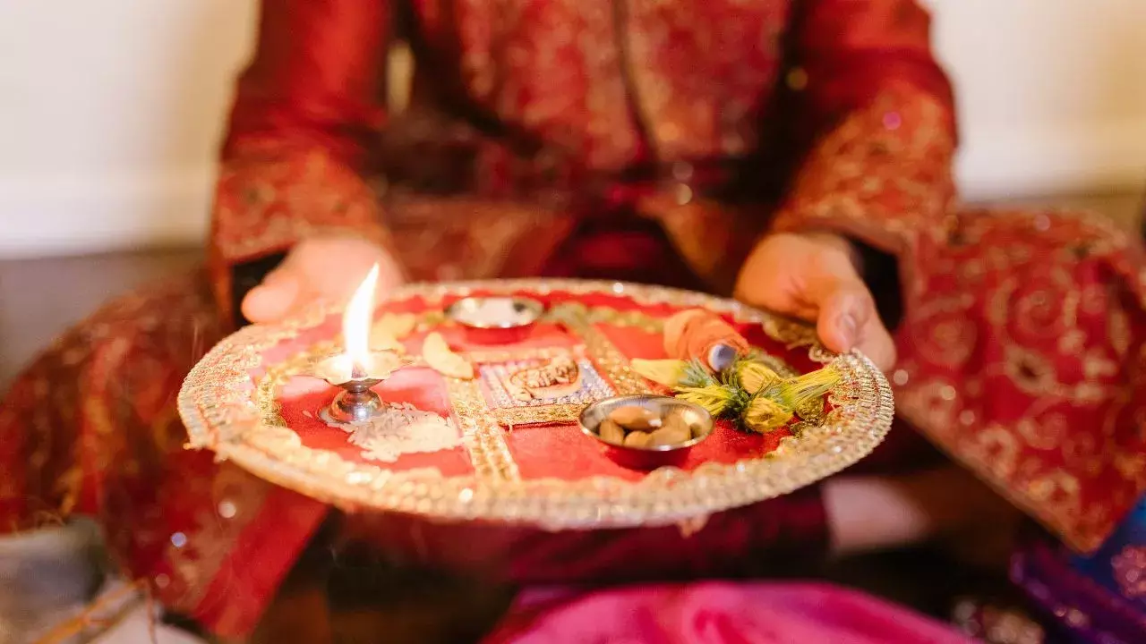 Diwali Puja Rule: घर पर पैसों की है तंगी.... दिवाली के दिन ऐसे दीपक जलाकर करें पूजा