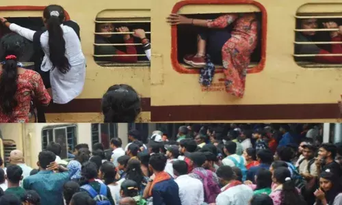 Train News: बिहार में ट्रेन में चढ़ने को मारामारी! देखें कैसे खिड़की बना गेट और लड़कियों ने मार ली बाजी Train News: बिहार में ट्रेन में चढ़ने को मारामारी! देखें कैसे खिड़की बना गेट और लड़कियों ने मार ली बाजी