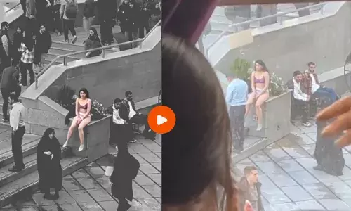 Iran News: ईरान की यूनिवर्सिटी में हिजाब के खिलाफ बगावत, लड़की ने उतारे कपड़े!