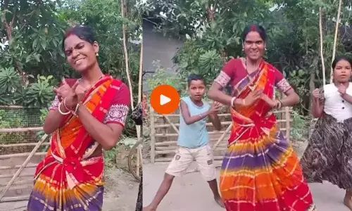 Viral Video: हरे राम हरे राम, हरे कृष्णा हरे राम... आंटी ने बच्चों के साथ लगाई गजब की आग Viral Video: हरे राम हरे राम, हरे कृष्णा हरे राम... आंटी ने बच्चों के साथ लगाई गजब की आग