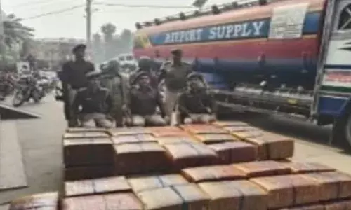 नेपाल से बिहार आय तेल टैंकर, अंदर का हाल देख पुलिस हैरान; ऐसे खुला पैकेट वाला राज नेपाल से बिहार आय तेल टैंकर, अंदर का हाल देख पुलिस हैरान; ऐसे खुला पैकेट वाला राज