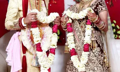जयमाल के बाद दूल्हे से अजब-गजब मांग, सुनते ही लापता हो गया दूल्हा, चार दिन बाद खुला स्टेज वाला राज जयमाल के बाद दूल्हे से अजब-गजब मांग, सुनते ही लापता हो गया दूल्हा, चार दिन बाद खुला स्टेज वाला राज
