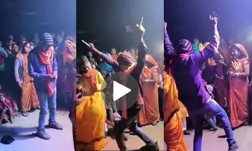 Video: कमर करे लच-लच... भोजपुरी गाने पर कट्टा के साथ डांस, वीडियो वायरल होते ही मचा हड़कंप Video: कमर करे लच-लच... भोजपुरी गाने पर कट्टा के साथ डांस, वीडियो वायरल होते ही मचा हड़कंप