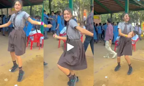 School Girl Dance: बंदूक चलेगी गाने पर छा गई स्कूल गर्ल... वीडियो देख दिल हार गया इंटरनेट School Girl Dance: बंदूक चलेगी गाने पर छा गई स्कूल गर्ल... वीडियो देख दिल हार गया इंटरनेट