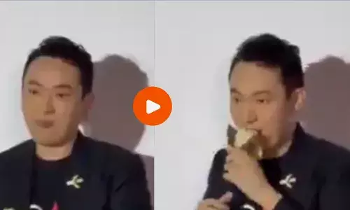क्रिफ्टो किंग जस्टिन सन ने खाया 59 करोड़ का एक केला, फटी आंखों से ताकते रह गए लोग क्रिफ्टो किंग जस्टिन सन ने खाया 59 करोड़ का एक केला, फटी आंखों से ताकते रह गए लोग