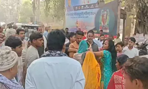 Bihar News: शादी के 7 साल बाद बीच सड़क पति-पत्नी का बवाल, वजह जान आप भी हो जाएंगे हैरान Bihar News: शादी के 7 साल बाद बीच सड़क पति-पत्नी का बवाल, वजह जान आप भी हो जाएंगे हैरान