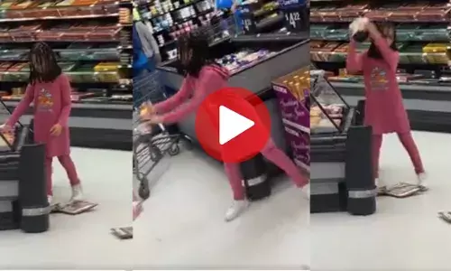 Viral Video: वालमार्ट में बच्ची का तांडव, तोड़फोड़ का वीडियो देख घायल हो गया इनटरनेट! Viral Video: वालमार्ट में बच्ची का तांडव, तोड़फोड़ का वीडियो देख घायल हो गया इनटरनेट!