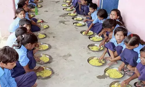 मिड डे मील में मिलावट... खिचड़ी में मिला खतरनाक रंग! अब बिहार से लेकर दिल्ली तक बवाल मचना तय मिड डे मील में मिलावट... खिचड़ी में मिला खतरनाक रंग! अब बिहार से लेकर दिल्ली तक बवाल मचना तय