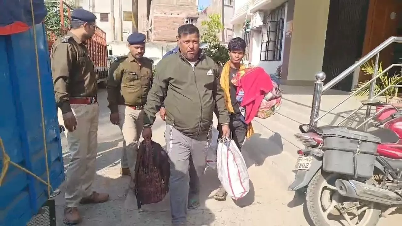 कोलकाता से ट्रक में गंजी, दाल और बादाम लेकर पहुंचा बिहार, भागलपुर में पुलिस ने खोले कार्टन तो उड़े होश