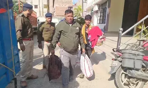 कोलकाता से ट्रक में गंजी, दाल और बादाम लेकर पहुंचा बिहार, भागलपुर में पुलिस ने खोले कार्टन तो उड़े होश कोलकाता से ट्रक में गंजी, दाल और बादाम लेकर पहुंचा बिहार, भागलपुर में पुलिस ने खोले कार्टन तो उड़े होश