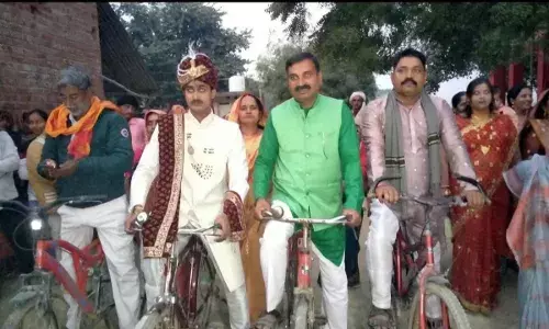यूपी में साइकिल से बारात लेकर निकला सरकारी इंजीनियर दूल्हा, 10 किमी तक 100 बाराती भी चले साथ यूपी में साइकिल से बारात लेकर निकला सरकारी इंजीनियर दूल्हा, 10 किमी तक 100 बाराती भी चले साथ