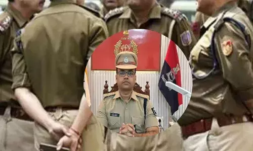 मोतिहारी में एसपी के तेवर से हड़कंप, 60 पुलिसकर्मियों का रोक दिया वेतन; दो दारोगा सस्पेंड मोतिहारी में एसपी के तेवर से हड़कंप, 60 पुलिसकर्मियों का रोक दिया वेतन; दो दारोगा सस्पेंड