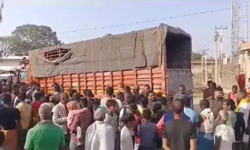 बिहार में रॉकेट की रफ्तार से भाग रहा था झारखंड नंबर ट्रक, पुलिस ने पकड़ा तो खलासी ने किया तहखाने वाला खुलासा बिहार में रॉकेट की रफ्तार से भाग रहा था झारखंड नंबर ट्रक, पुलिस ने पकड़ा तो खलासी ने किया तहखाने वाला खुलासा