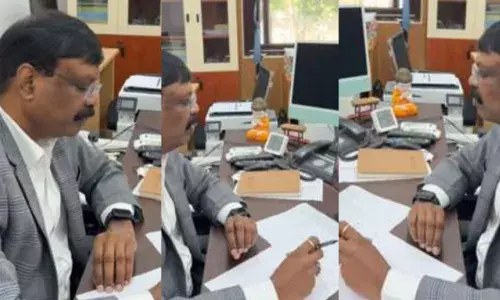 बिहार के स्कूल में S Siddharth का ऑनलाइन छापा, और पकड़ा गए मास्टर साहब; हक्के-बक्के रहे गए हेड मास्टर बिहार के स्कूल में S Siddharth का ऑनलाइन छापा, और पकड़ा गए मास्टर साहब; हक्के-बक्के रहे गए हेड मास्टर