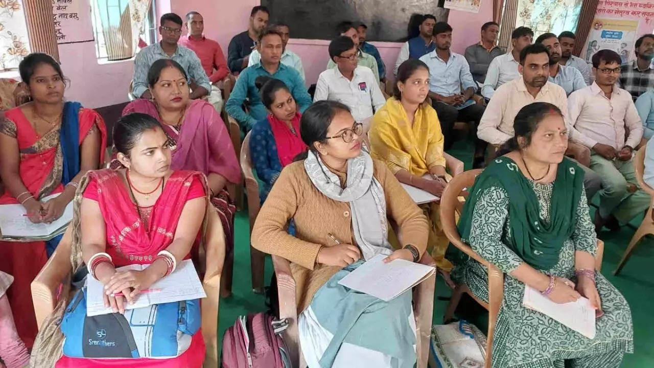 सर-मैडम...बंक मत मारिएगा! बड़का साहब कबो कर देंगे वीडियो कॉल, मास्टर साहब के जोड़-घटाव पर छापा