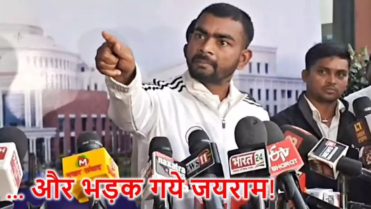 Video: सवाल सुनते ही भड़क गए विधायक जी, पत्रकारों को उंगली दिखाने लगे जयराम महतो