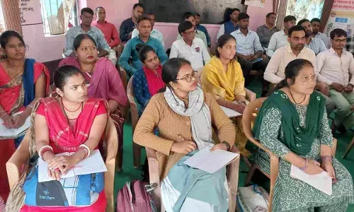 सर-मैडम...बंक मत मारिएगा! बड़का साहब कबो कर देंगे वीडियो कॉल, मास्टर साहब के जोड़-घटाव पर छापा सर-मैडम...बंक मत मारिएगा! बड़का साहब कबो कर देंगे वीडियो कॉल, मास्टर साहब के जोड़-घटाव पर छापा