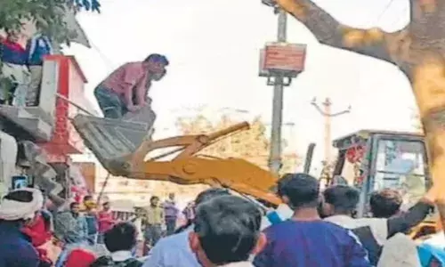 बिहार में ई त गजबे हो गया! बुलडोजर से बैंक में फंस गए कस्टमर, फिर JCB से निकाला गया बाहर बिहार में ई त गजबे हो गया! बुलडोजर से बैंक में फंस गए कस्टमर, फिर JCB से निकाला गया बाहर