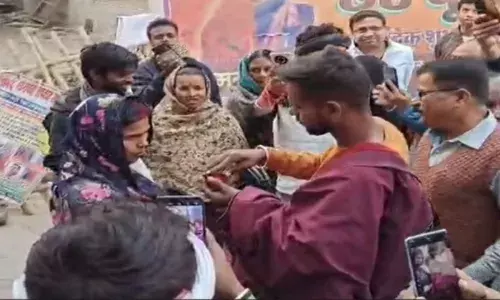 तीन बच्चों की मां ने 24 साल के लड़के से की शादी, जानें भीड़ के सामने क्यों झुक गया युवक तीन बच्चों की मां ने 24 साल के लड़के से की शादी, जानें भीड़ के सामने क्यों झुक गया युवक