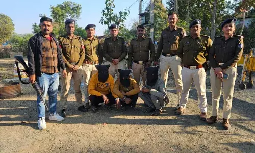 पूरी रात जागे आईजी और डीआईजी तो अपहरणकर्ताओं से 10 घंटे के अंदर बच्चे को छुड़ा लाए पुलिसवाले पूरी रात जागे आईजी और डीआईजी तो अपहरणकर्ताओं से 10 घंटे के अंदर बच्चे को छुड़ा लाए पुलिसवाले