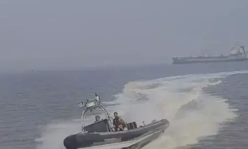 Mumbai: नेवी बोट ने एलिफेंटा आइलैंड जा रही नाव को मारी टक्कर, समंदर में पलटी तो 13 की मौत Mumbai: नेवी बोट ने एलिफेंटा आइलैंड जा रही नाव को मारी टक्कर, समंदर में पलटी तो 13 की मौत