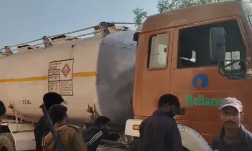 सिलीगुड़ी से मुजफ्फरपुर जा रहा था रिलायंस का तेल टैंकर, अररिया में चैंबर खुलते ही ड्राइवर को देखने लगी पुलिस सिलीगुड़ी से मुजफ्फरपुर जा रहा था रिलायंस का तेल टैंकर, अररिया में चैंबर खुलते ही ड्राइवर को देखने लगी पुलिस