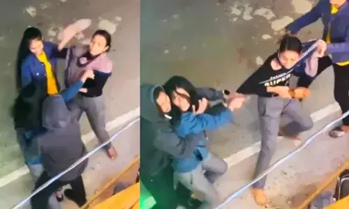 बिहार में बॉयफ्रेंड को लेकर बीच सड़क भिड़ीं दो लड़कियां; जमकर हुई लड़ाई बिहार में बॉयफ्रेंड को लेकर बीच सड़क भिड़ीं दो लड़कियां; जमकर हुई लड़ाई