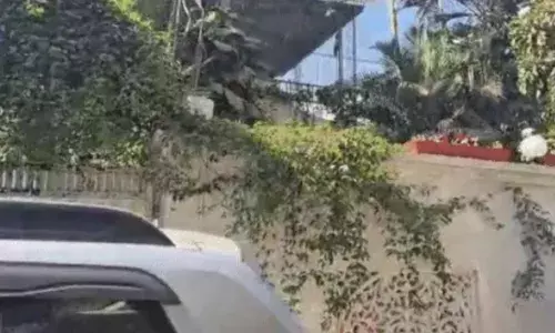 रसूखदारों के इलाके में पूर्व सिपाही की कोठी, नौकरी छोड़ने के बाद भी घर में नोटों का ढेर और गहने रसूखदारों के इलाके में पूर्व सिपाही की कोठी, नौकरी छोड़ने के बाद भी घर में नोटों का ढेर और गहने