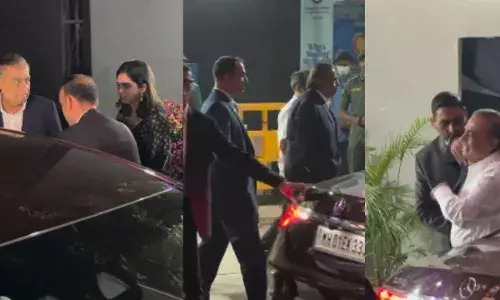 मुकेश अंबानी और बेटी ईशा अंबानी की बॉन्डिंग, धीरूभाई अंबानी स्कूल के एनुअल फंक्शन में हुई जोरदार एंट्री मुकेश अंबानी और बेटी ईशा अंबानी की बॉन्डिंग, धीरूभाई अंबानी स्कूल के एनुअल फंक्शन में हुई जोरदार एंट्री