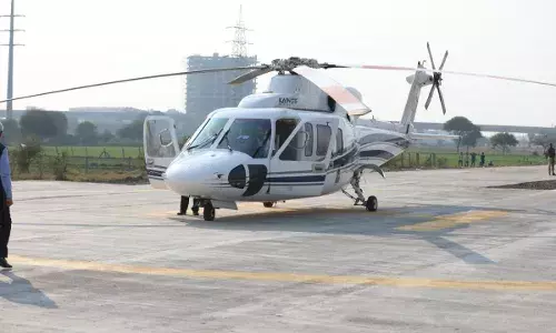 इंदौर की सड़क पर सीएम मोहन यादव ने अचानक उतारा अपना हेलीकॉप्टर, ऐसा क्यों किया इंदौर की सड़क पर सीएम मोहन यादव ने अचानक उतारा अपना हेलीकॉप्टर, ऐसा क्यों किया