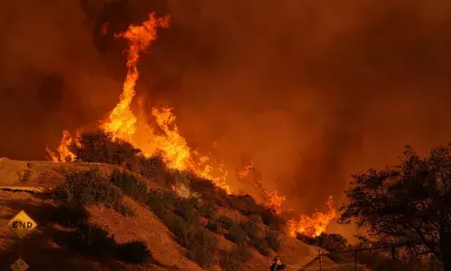 Los Angeles Fire: छह दिनों से धधक रहा अमेरिका, 16 की मौत और 13 लाख करोड़ की संपत्ति स्वाहा Los Angeles Fire: छह दिनों से धधक रहा अमेरिका, 16 की मौत और 13 लाख करोड़ की संपत्ति स्वाहा