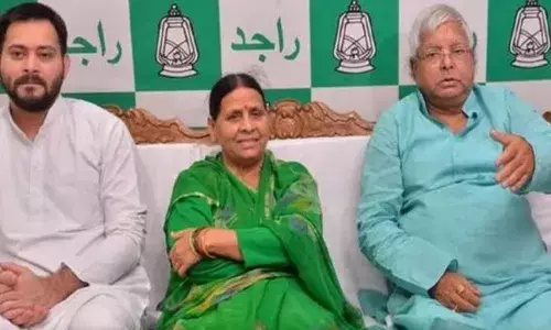 लालू यादव और राबड़ी देवी से दूर हो रहे तेजस्वी, बिहार में नया सियासी खेला करने को तैयार है आरजेडी? लालू यादव और राबड़ी देवी से दूर हो रहे तेजस्वी, बिहार में नया सियासी खेला करने को तैयार है आरजेडी?