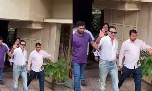 काला चश्मा, व्हाइट शर्ट, लीलावती अस्पताल से डिस्चार्ज हुए सैफ अली खान का दिखा नवाबी लुक काला चश्मा, व्हाइट शर्ट, लीलावती अस्पताल से डिस्चार्ज हुए सैफ अली खान का दिखा नवाबी लुक