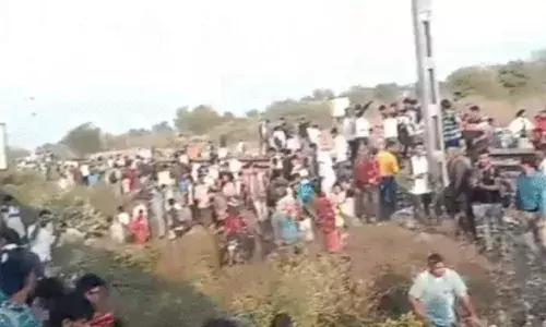 Pushpak Express: आग की अफवाह और ट्रेन से कूदने लगे लोग, जलगांव में कैसे हुआ ये सब Pushpak Express: आग की अफवाह और ट्रेन से कूदने लगे लोग, जलगांव में कैसे हुआ ये सब