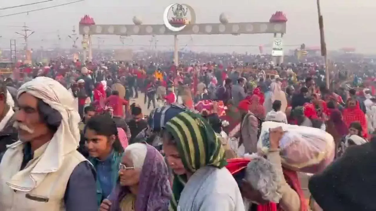 Mahakumbh Stampede: महाकुंभ में भगदड़ से कितनी मौतें?मेला प्रशासन ने16 घंटे बाद बताया Mahakumbh Stampede: महाकुंभ में भगदड़ से कितनी मौतें?मेला प्रशासन ने16 घंटे बाद बताया