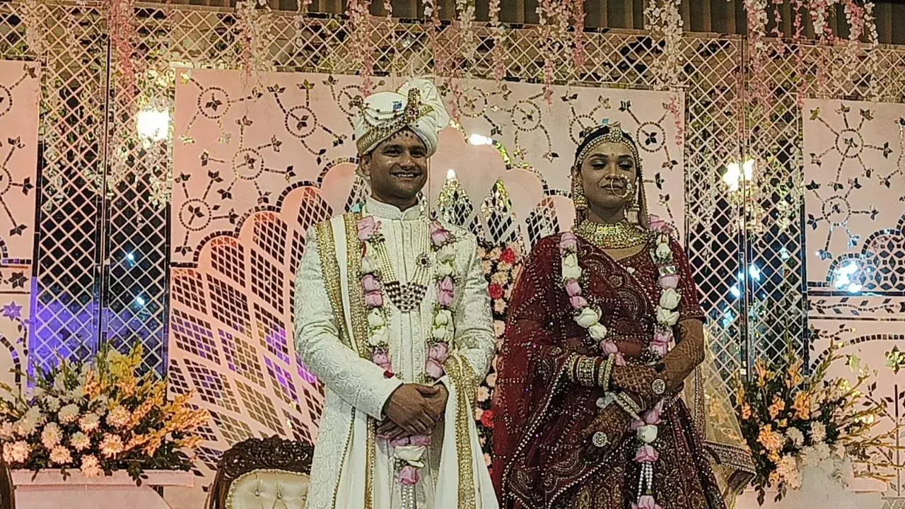 सीआरपीफ अफसर पूनम गुप्ता की राष्ट्रपति भवन में शादी, लाल सुर्ख लहंगे पर टिकी रही दूल्हे की नजर सीआरपीफ अफसर पूनम गुप्ता की राष्ट्रपति भवन में शादी, लाल सुर्ख लहंगे पर टिकी रही दूल्हे की नजर