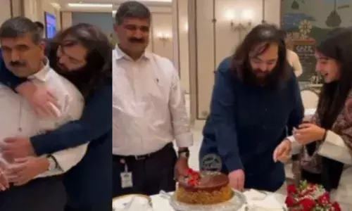 कौन है यह स्टाफ? जिसका अनंत अंबानी और राधिका मर्चेंट सेलिब्रेट कर रहे बर्थडे कौन है यह स्टाफ? जिसका अनंत अंबानी और राधिका मर्चेंट सेलिब्रेट कर रहे बर्थडे