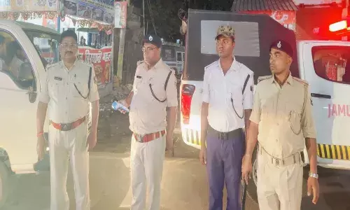 डीएम आवास से 50 मीटर दूर, दोपहर से लेकर रात तक लगी रहती थी भीड़; भोरे-भोरे पहुंची पुलिस तो निकली वो डीएम आवास से 50 मीटर दूर, दोपहर से लेकर रात तक लगी रहती थी भीड़; भोरे-भोरे पहुंची पुलिस तो निकली वो